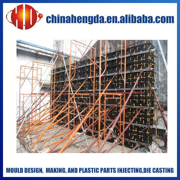 描述: 灵活建模: --组合灵活。模板规格齐全,组合灵活,针对大面积剪力墙,可采用塔吊整体吊装,也可人工拆装。 --浇筑方便。可对墙,板,柱进行一体浇筑,也可以单独浇筑墙、柱、楼板。高效便捷 --速度快,操作便捷。最大规格模板1800*600重量在16KG左右,可手工轻松搬运,同时由于整个体系采用手柄进行连接,只需要把手柄转动90度即可快速装拆,无需熟练的木工,只要普通工人便可操作。因此,可以提高施工工效和降低劳动成本。 稳固可靠 轻便放心 --质量可靠成品质量好。浇筑质量高、尺寸精确,平整度、垂直度均大